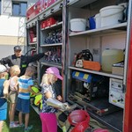 Dzieci z zainteresowaniem oglądały sprzęt strażacki.
