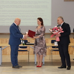 Grzegorz Jakuć i Jarosław Czech składają podziękowania Bożenie Bieryło za zaangażowanie i wkład włożony w rozwój ośrodka kultury.
