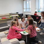 Kreatywne Soboty w Bibliotece, 14 maja. Uczestniczki grają w gry planszowe.